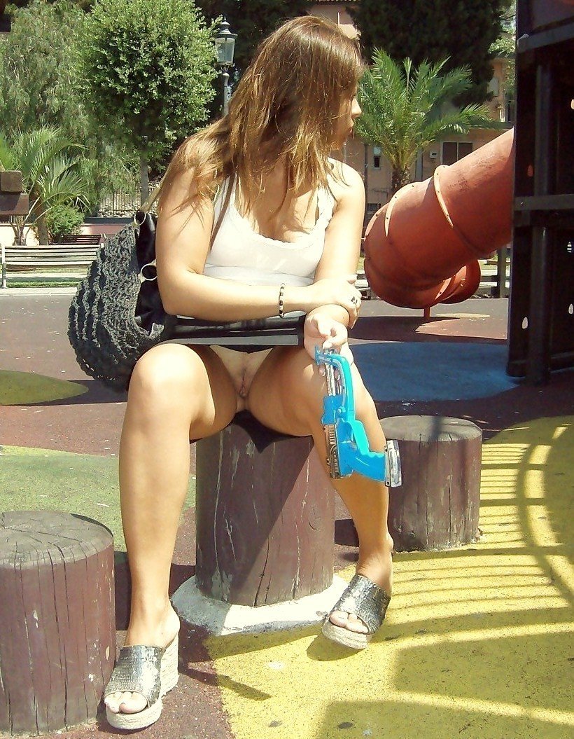 Upskirt no panties in public - 96 photo