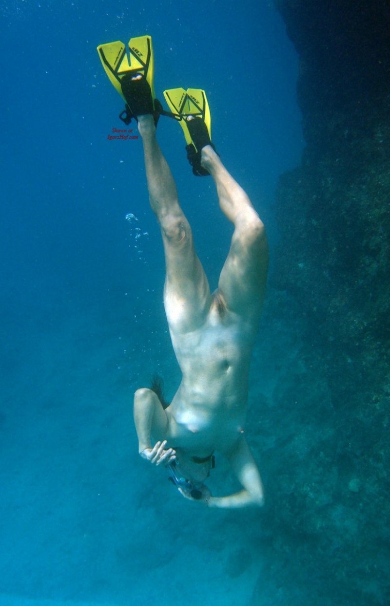 Submarine swimming a woman nude