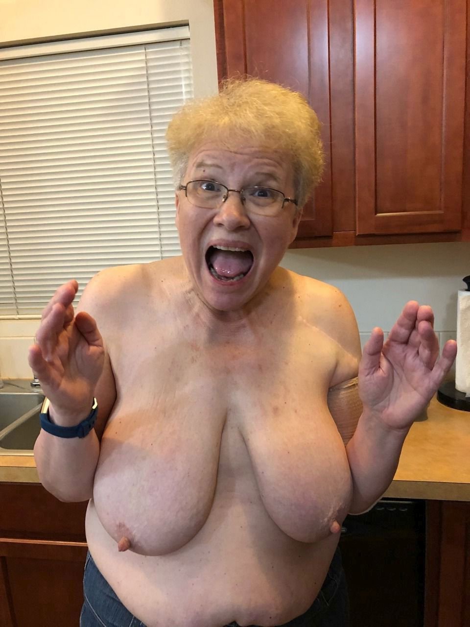 960px x 1280px - Granny shows her tits - 73 photo