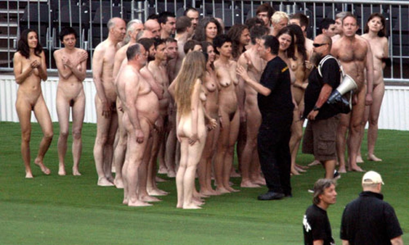 акция голых людей фото 44