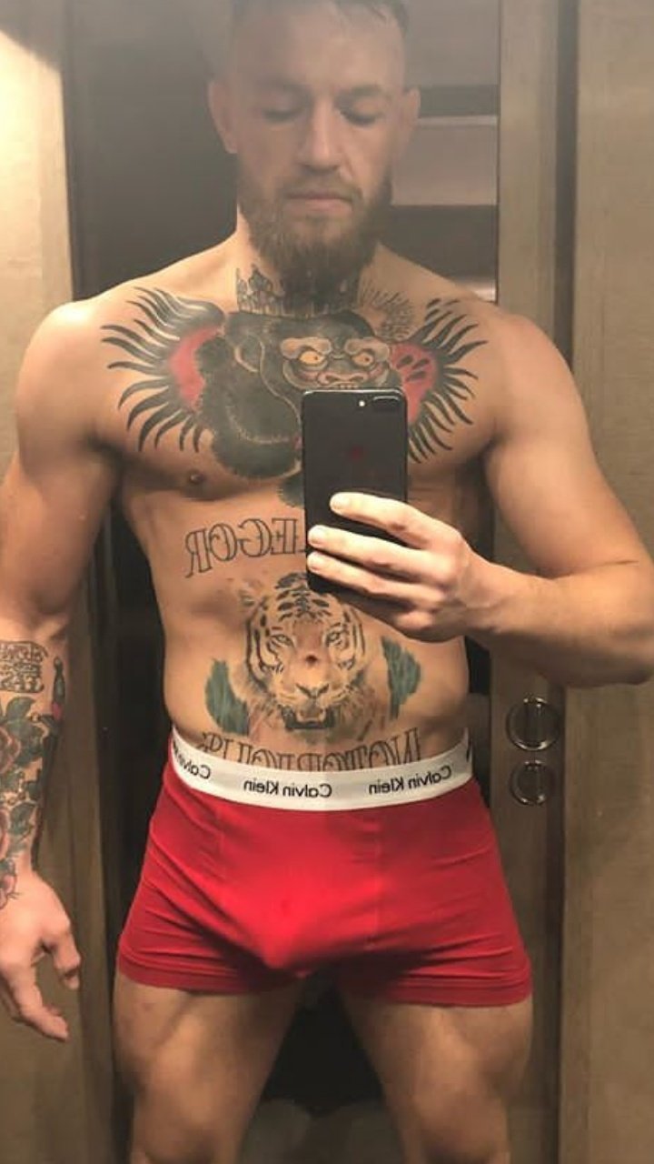 Konar McGregor in shorts