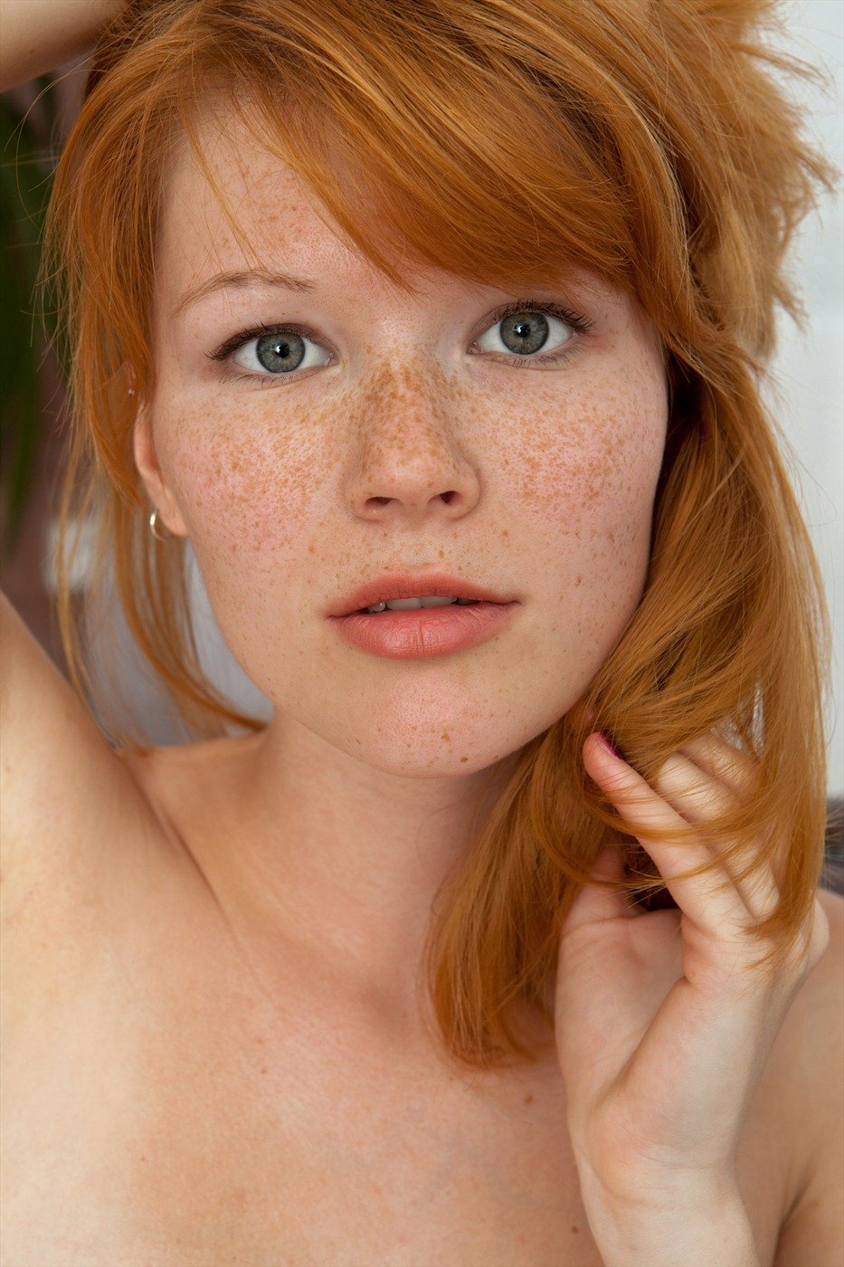 Red -haired girls cum on the face