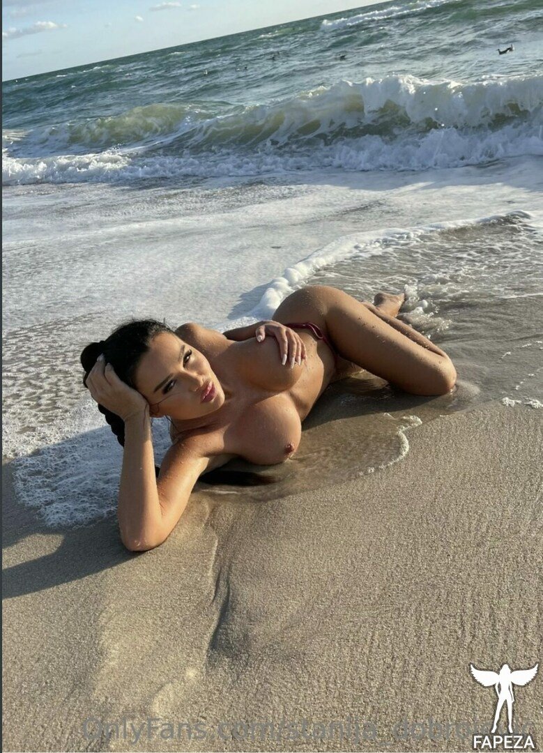 Elastic butt of brunettes