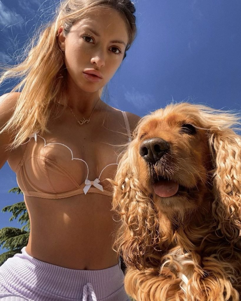 Pauline Tantot is completely naked