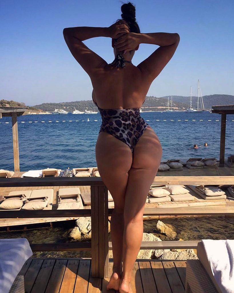 Kelly Brook buttocks