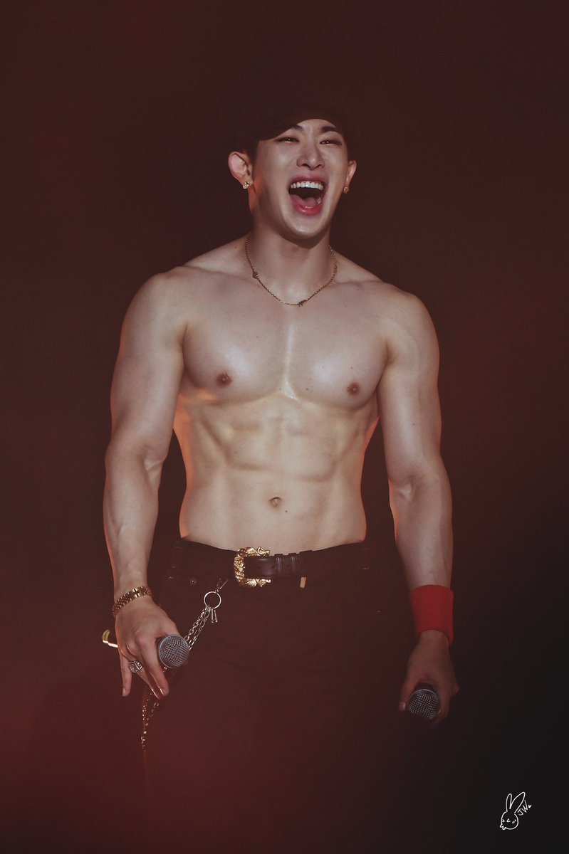 Wonho Thors in bed