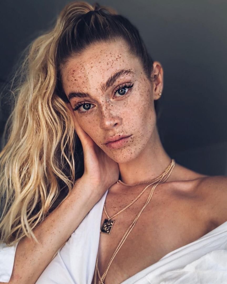Paulina model with freckles