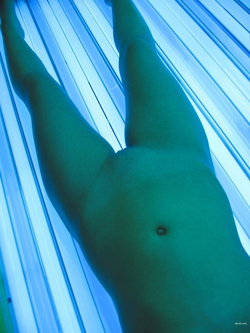 Voluptous Lady Gets Her Body Tanned in Solarium All Naked