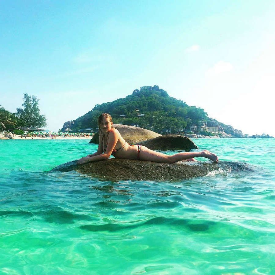 Feet Eliza Taylor beach