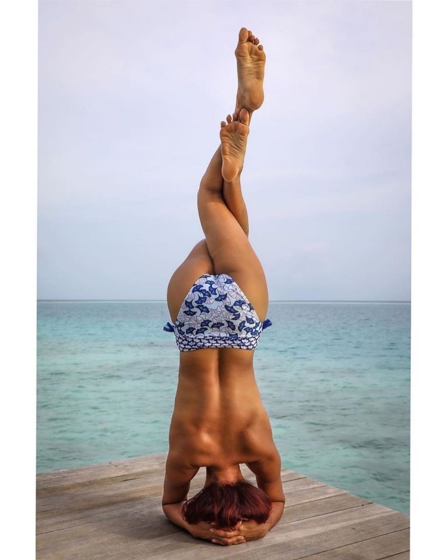 Jordan Carver is engaged in yoga naked