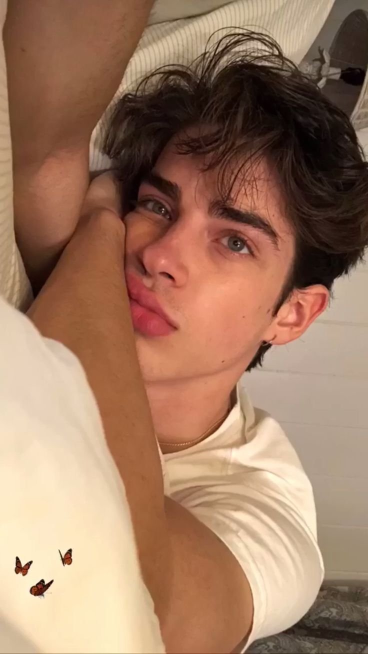 Manu Rios hairstyle