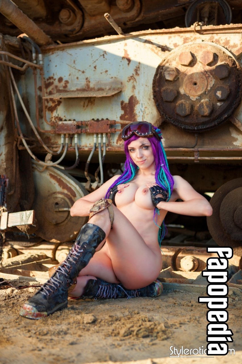 Red Sonja cosplay Octokuro naked boobs