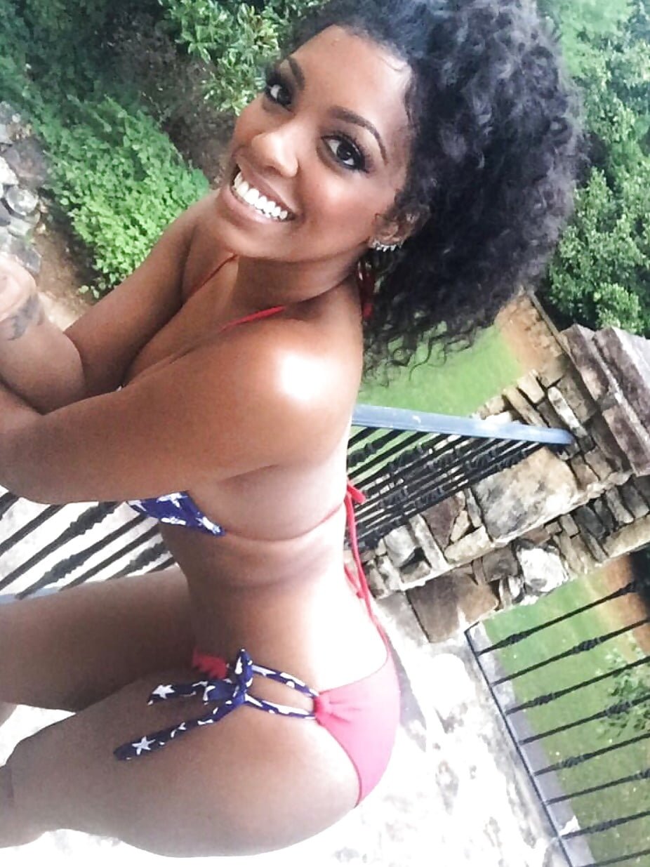 Sanaa Laten in bikini
