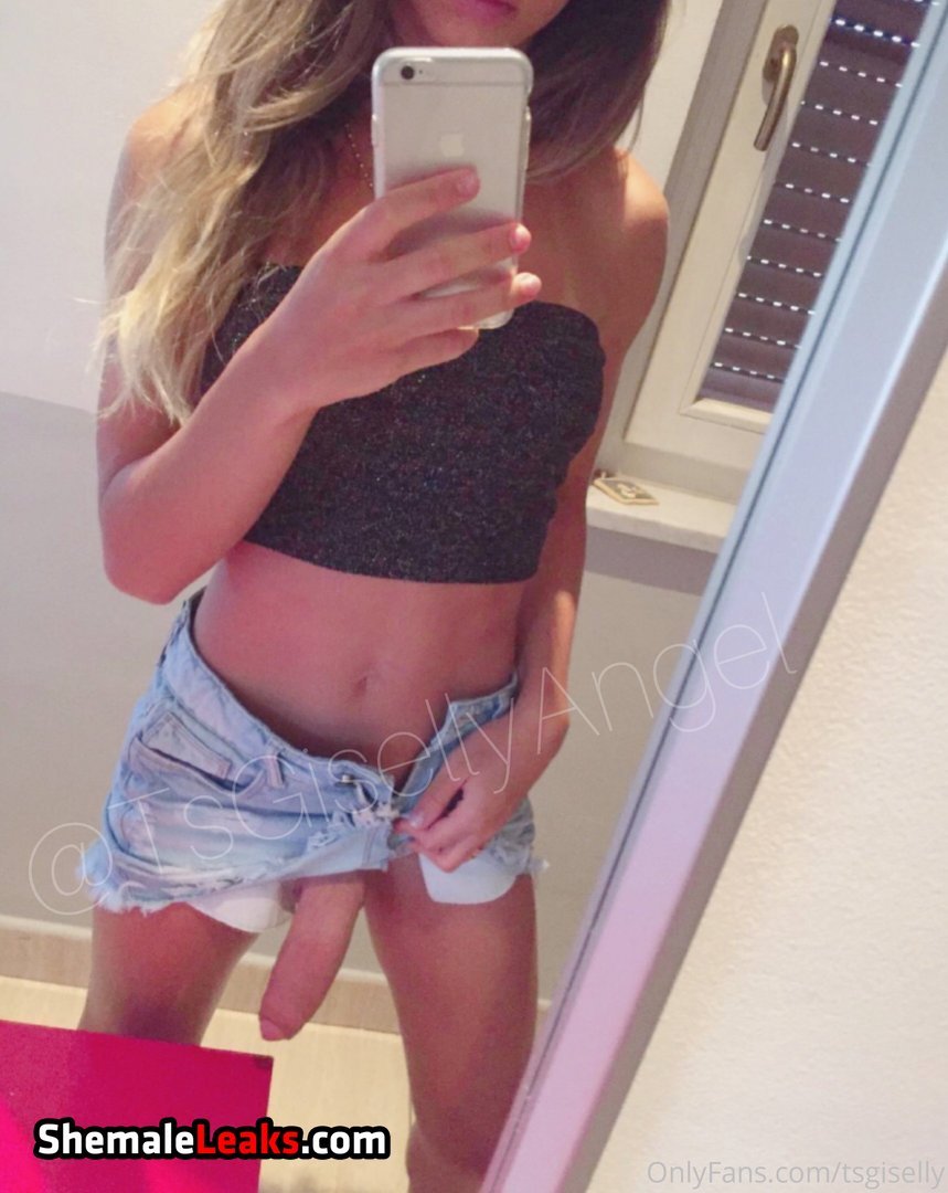 Transsexual Hottie Giselly Soares Enjoys Oral Sex