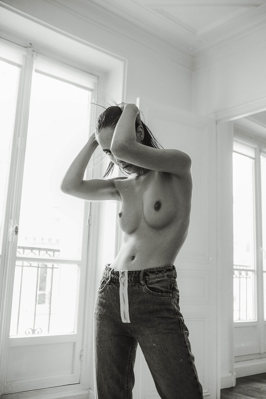 Nicole Miller Model Naked