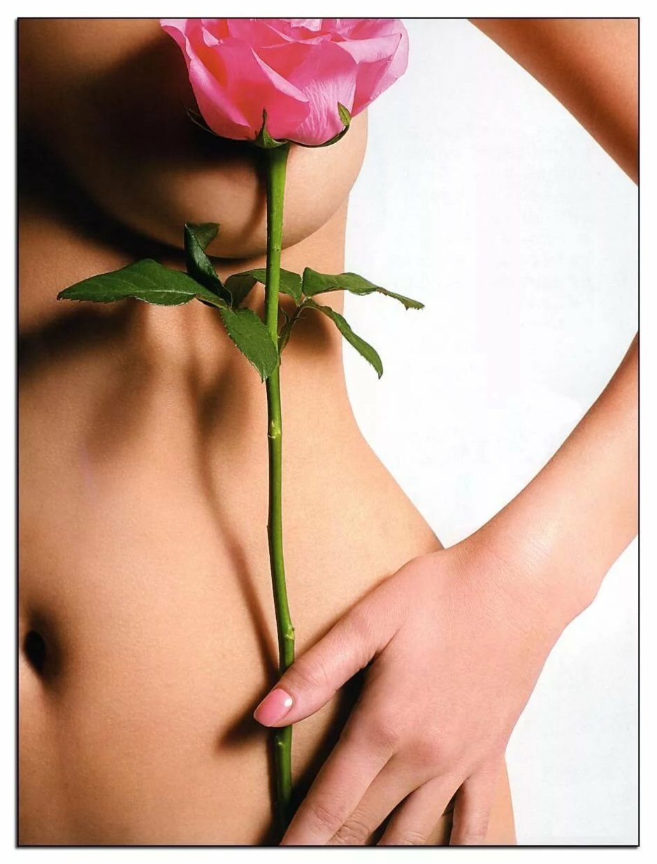Nude with flowers