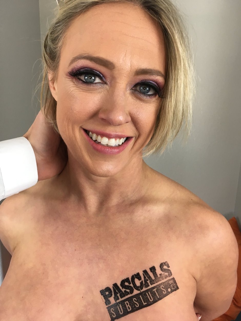 Dee Williams Vagina is large