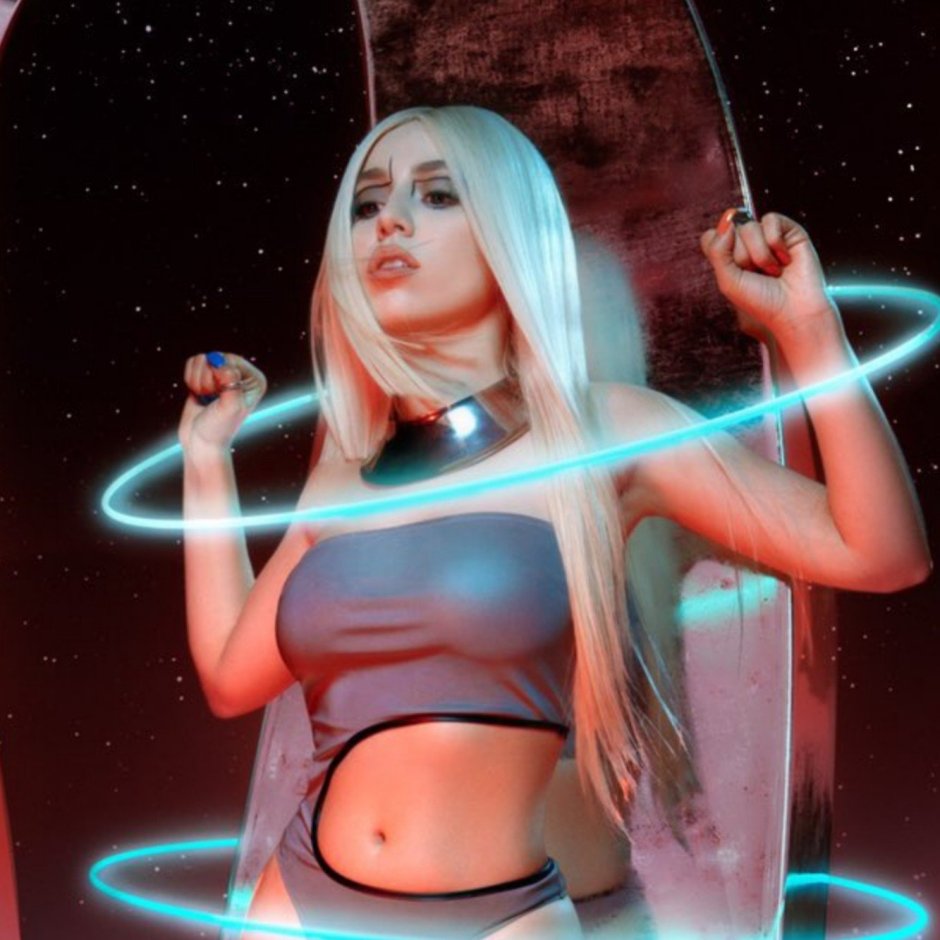 Ava Max Torn Clip