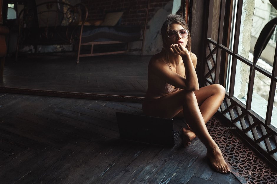 Floody nude are embarrassed by a partner