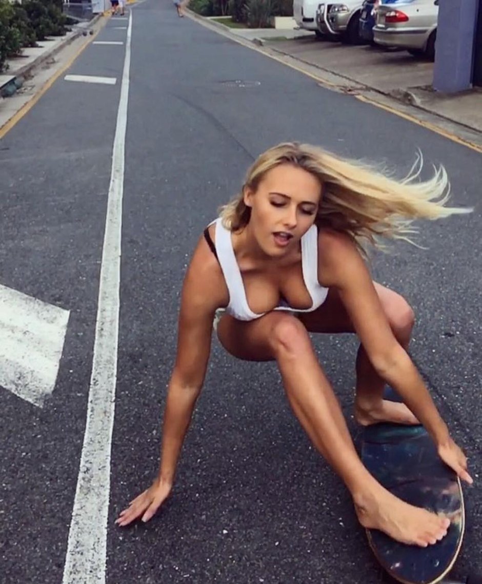 Girl barefoot on skate