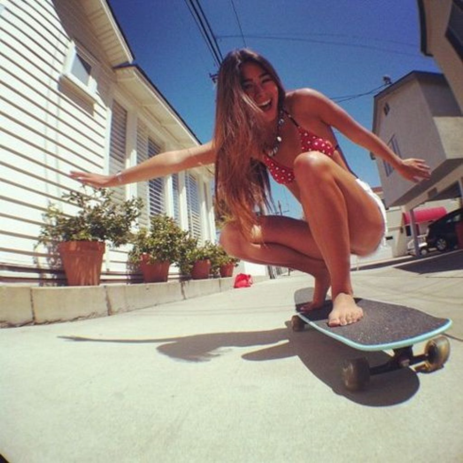 Girl barefoot on skate