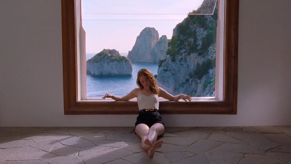 Emma Stone barefoot