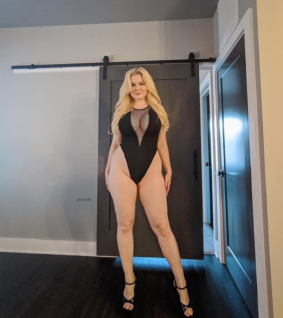 Lilli Luxe naked