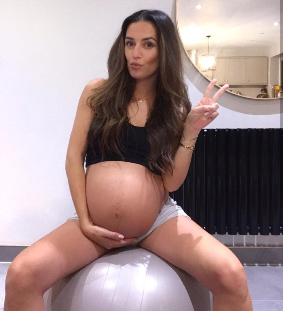 Pregnant Latoy is naked