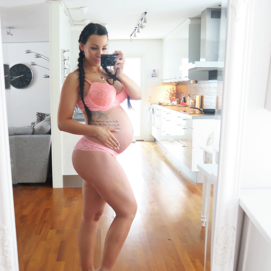 Naked pregnant brunette