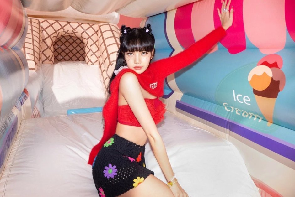 Lisa Blackpink 2020 with black hair