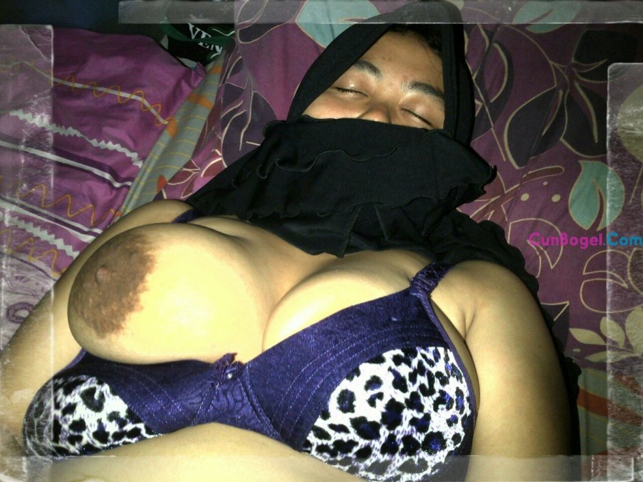 Tits Milf in the car hijab