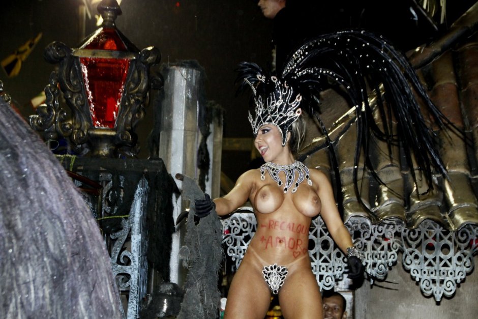 Naked women at the Kabaret Theater