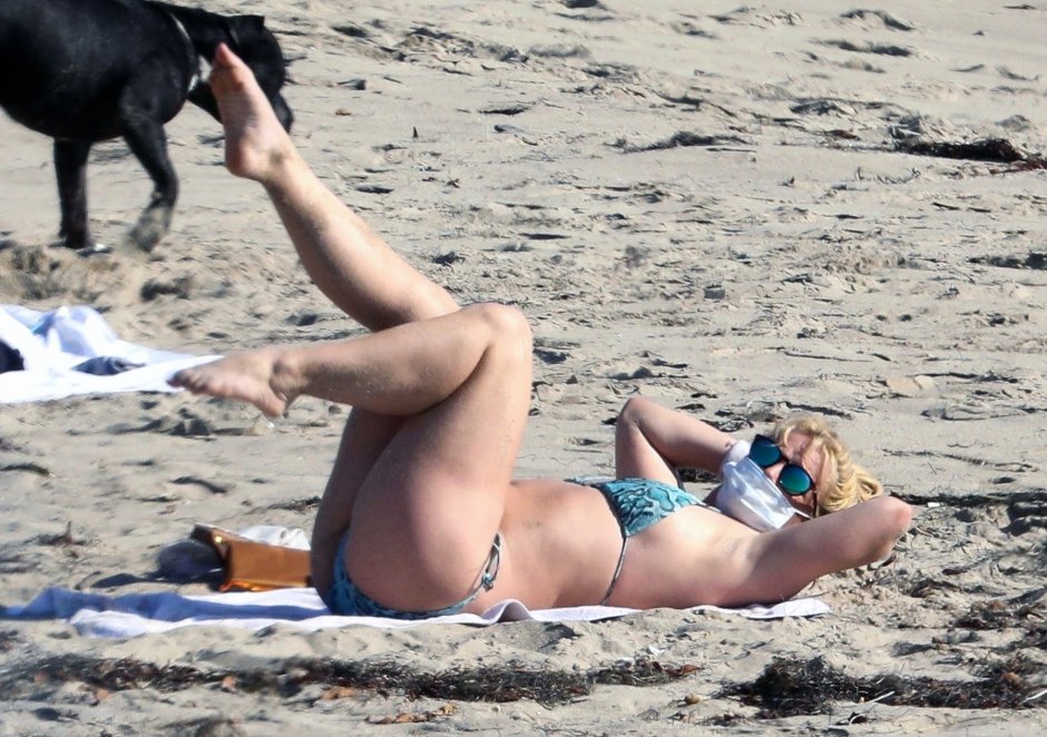 Britney Spears posted pictures by the sea completely without clothes