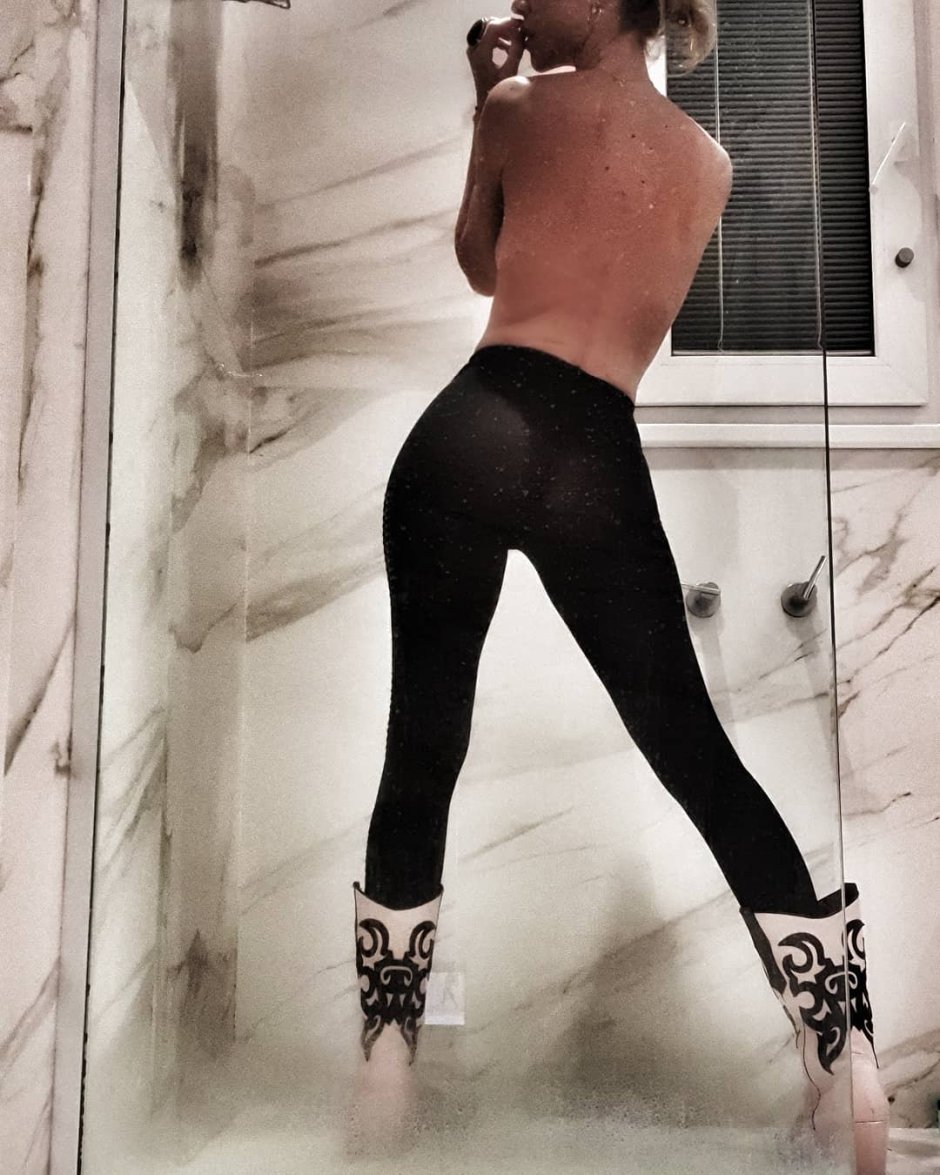 Nicole knees