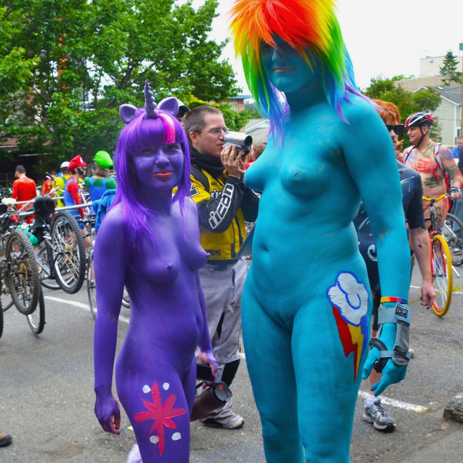Naked bottom in public places
