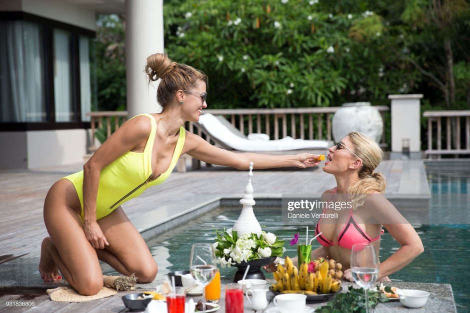 Victoria Bonya and Maria Kozhevnikova kiss