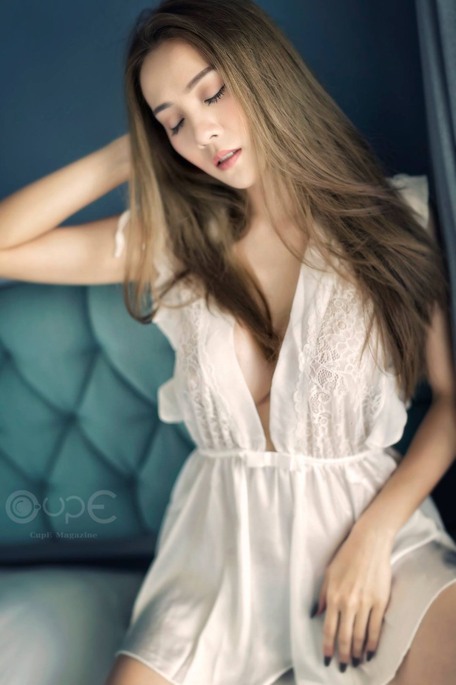 Cup e magazine naked