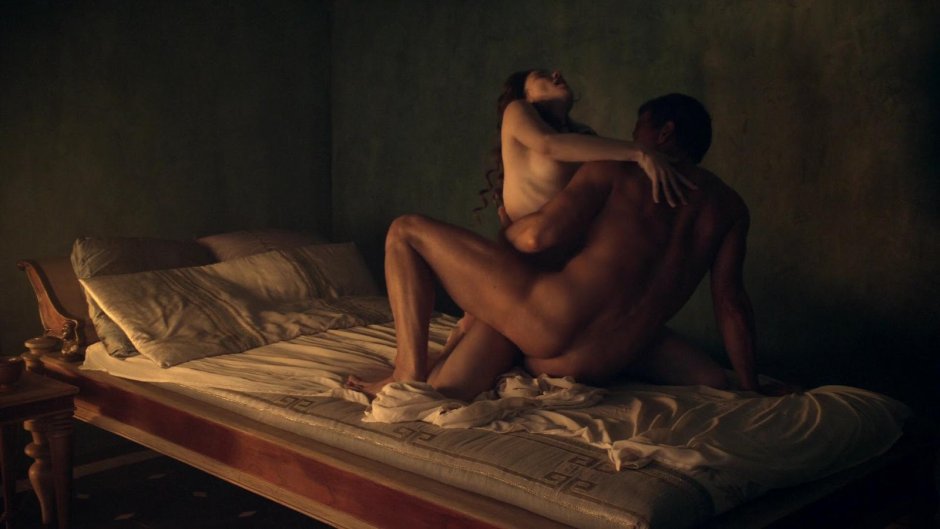 The Englishwoman Hannah is naked