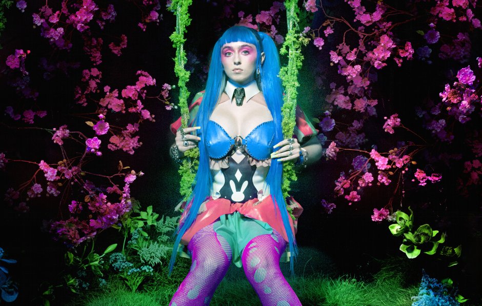Ashnikko with green hair