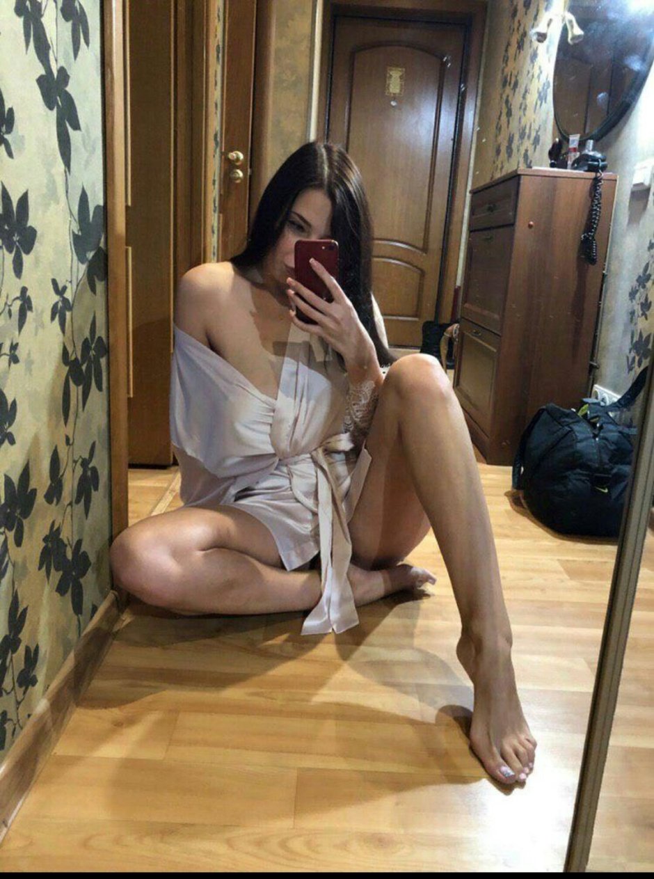 Polina Agureeva barefoot