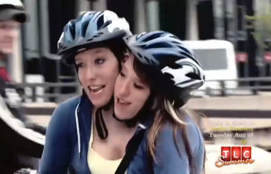 Sima -sisters drive a car