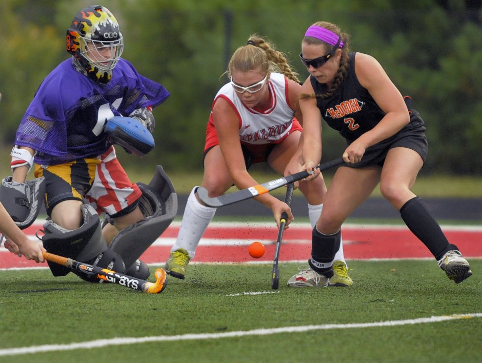 Hockey on the grass girls piquant