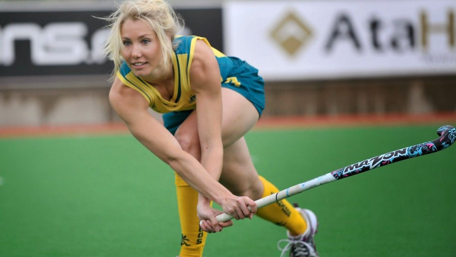 Hockey on the grass girls