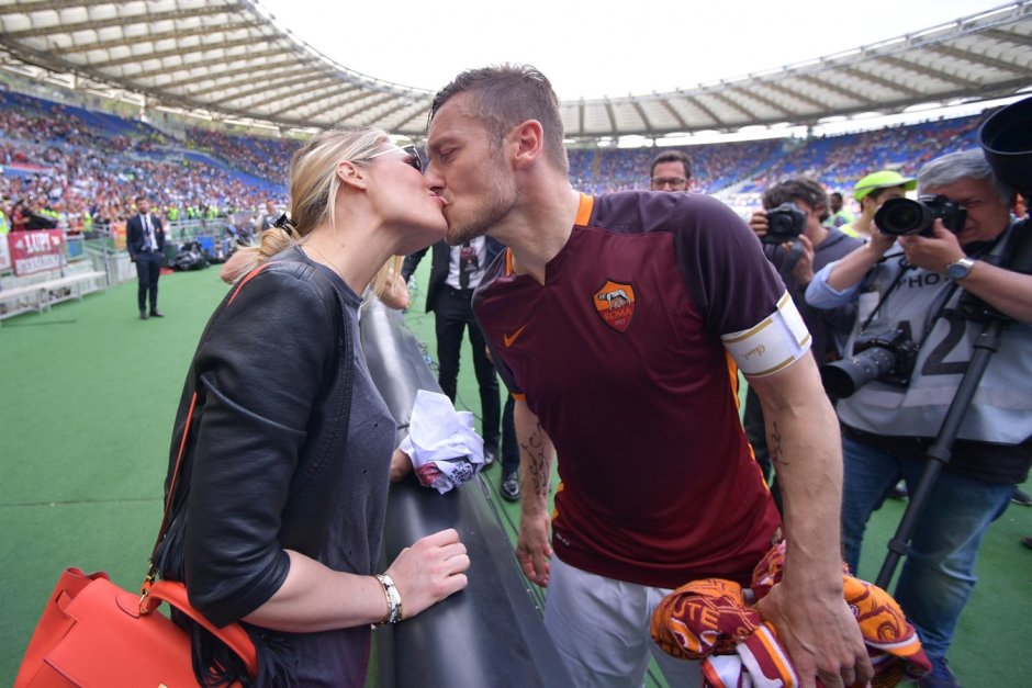 Totti's legs in white shorts