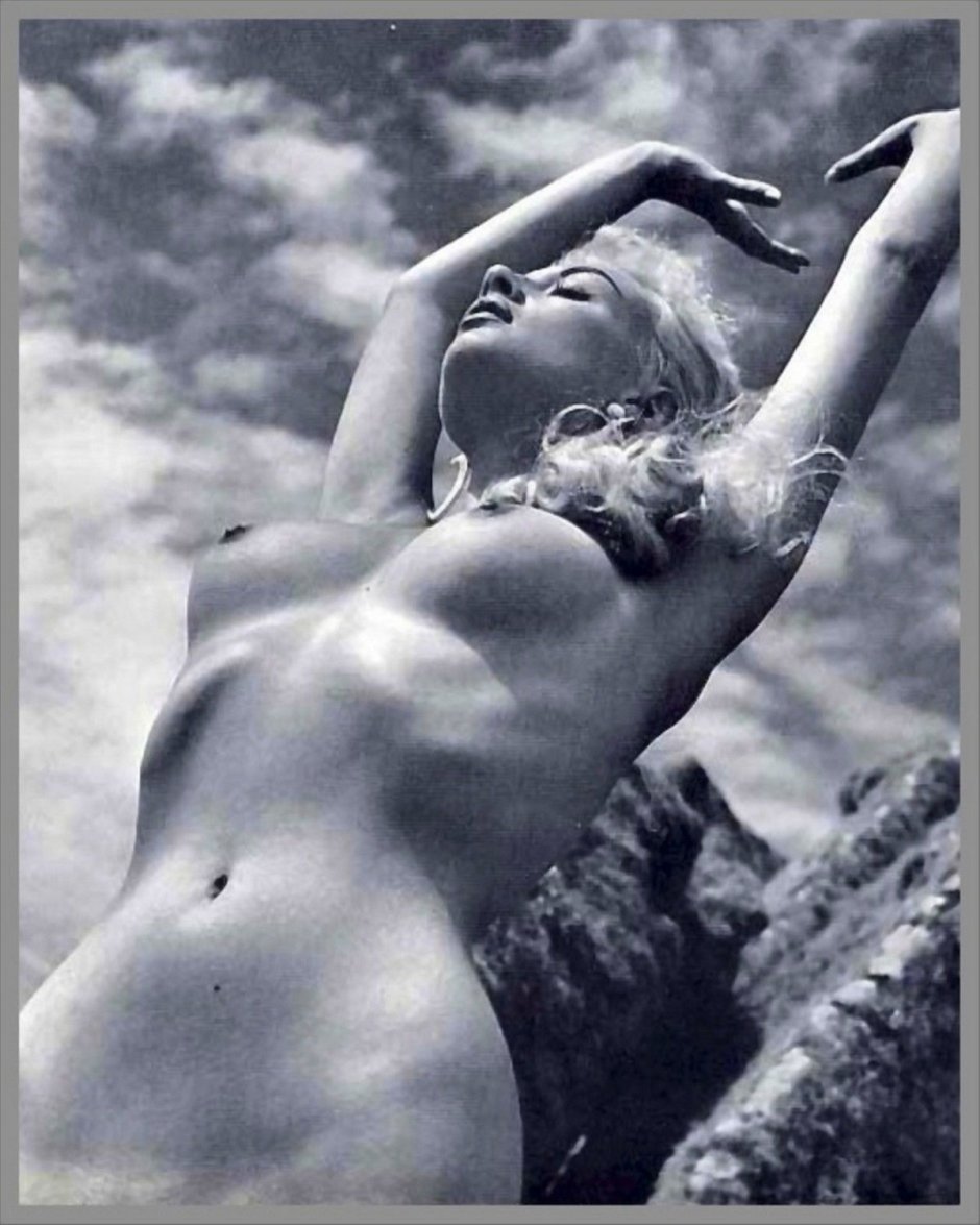 Nude retro poses blonde