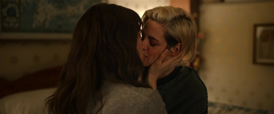 Ultra -American Kristen Stewart smokes