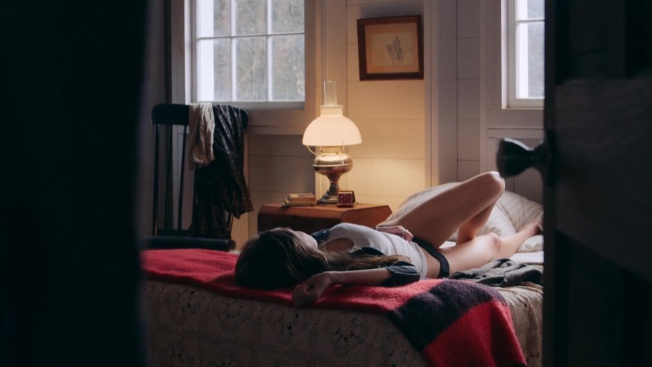 Natalia Dyer bed scenes