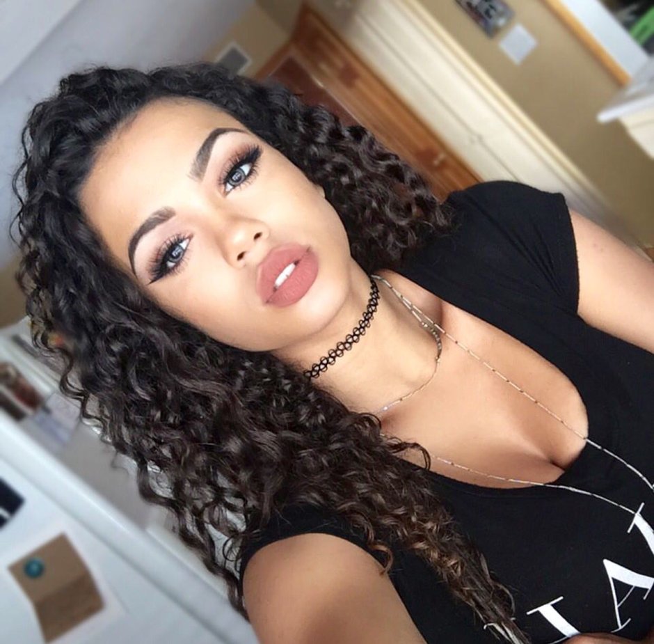 Curly long -haired girl
