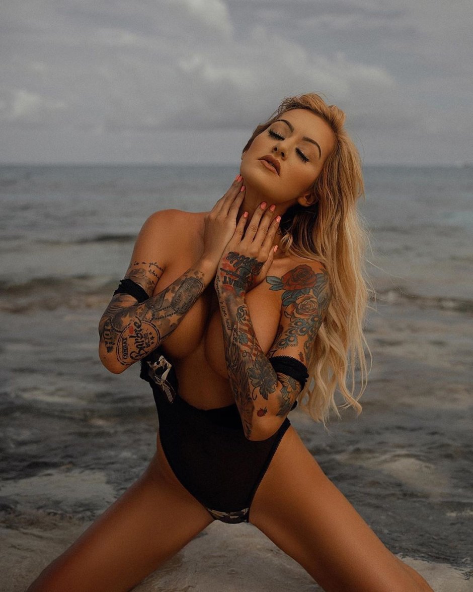 Ashley Resch model