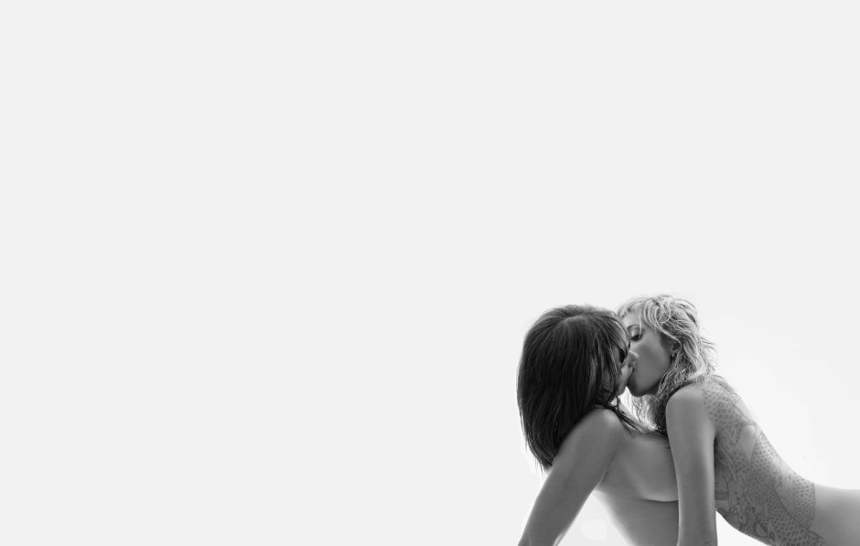 Erotic screensavers on the desktop